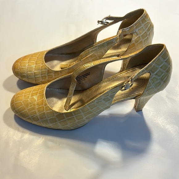 New Directions 3 1/4” heels bone color faux alligator size 8 M - Picture 2 of 8